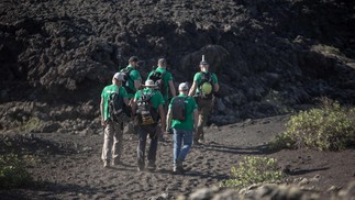 Astronautas fazem treinamento no topo de vulcão nas Ilhas Canárias — Foto: DESIREE MARTIN / AFP