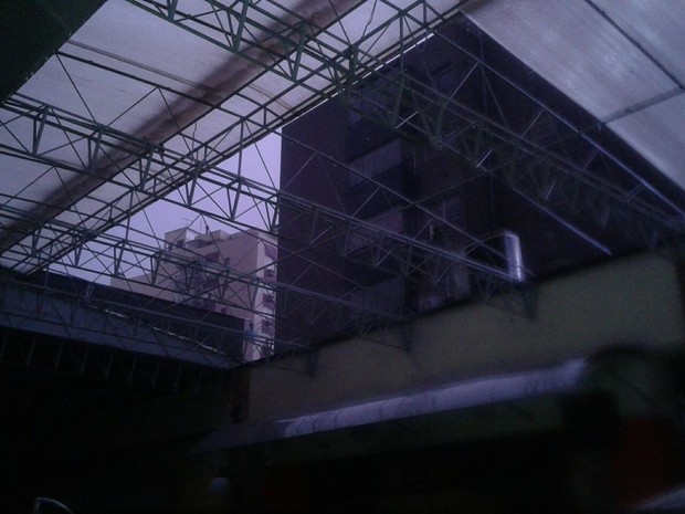 Parte do telhado do Shopping Nova Olaria, em Porto Alegre, desabou (Foto: Vladimir Silveira/Arquivo pessoal)
