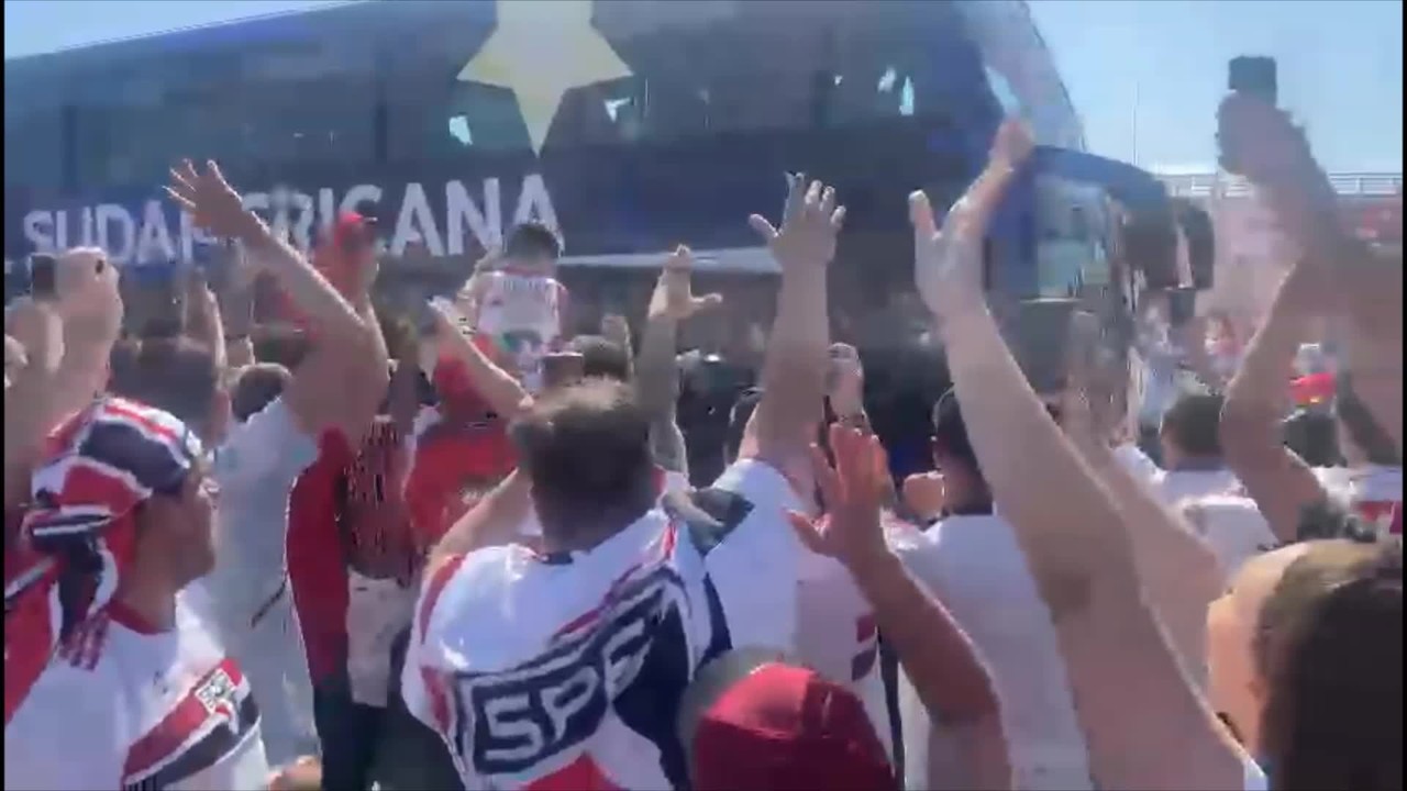 Veja a festa da torcida do São Paulo na chegada do ônibus do time para a final