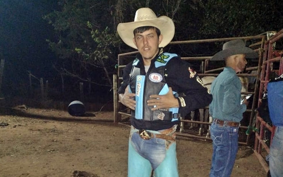 Peão morre após ser pisoteado por boi durante rodeio em Passa Quatro — Foto: Redes sociais