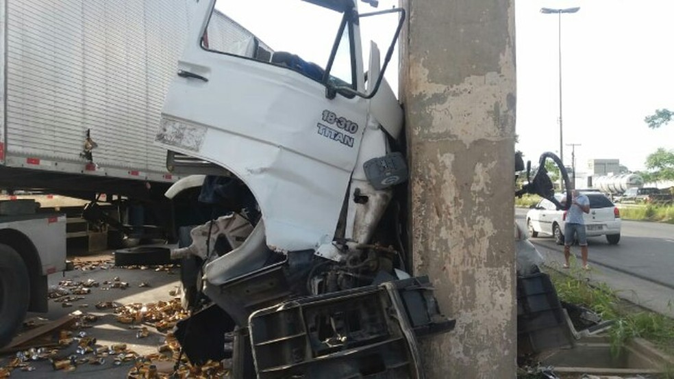 Motorista de caminhão morreu em colisão contra passarela no Recife, nesta quarta (9) — Foto: PRF/Divulgação