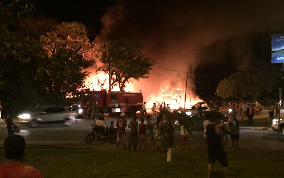 Fogo atingiu imóveis em frente à rodoviária de Ilhéus, na noite de domingo (Foto: Divulgação/ Corpo de Bombeiros)