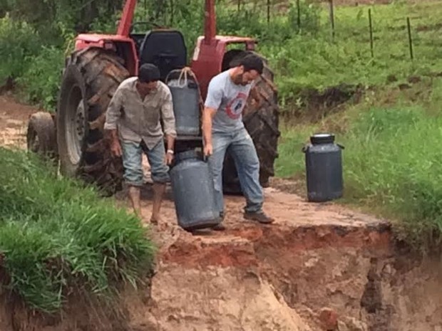 Produtores rurais precisaram atravessar o ribeirão a pé (Foto: Divulgação/Prefeitura)