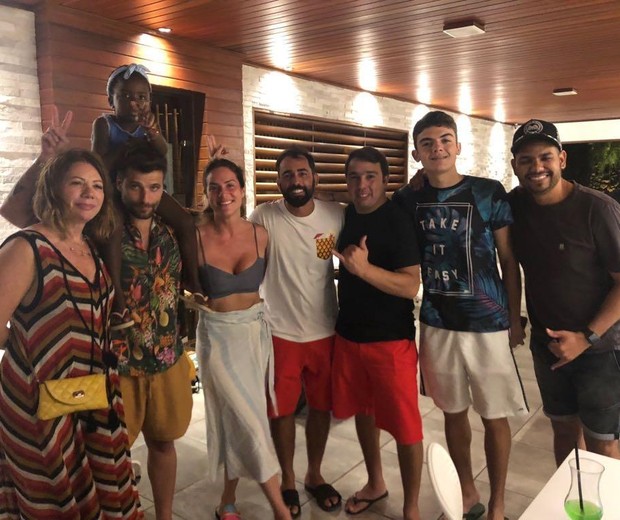 A família se reuniu com amigos na ilha (Foto: Reprodução Instagram)