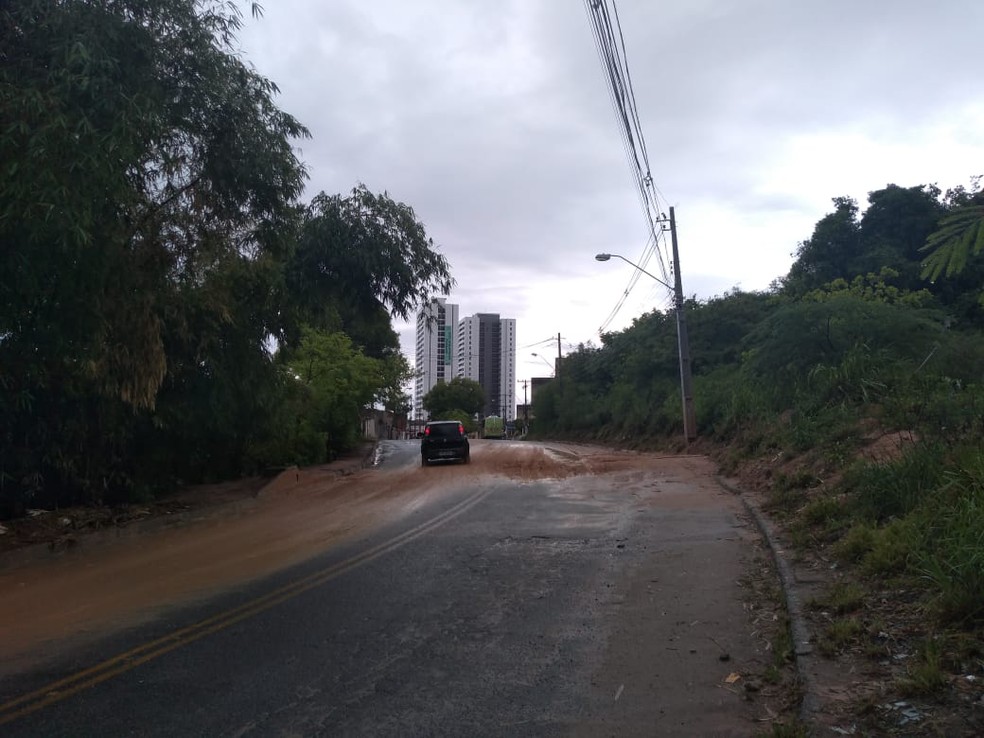 Barro escorreu da barreira na Avenida Pierre Chalita bem em uma curva — Foto: Carolina Sanches/TV Gazeta