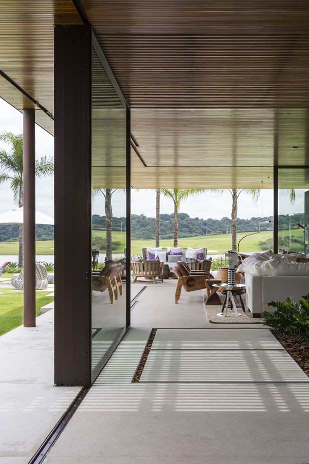 Casa contemporânea com paisagismo tropical no interior de SP (Foto: Evelyn Müller)