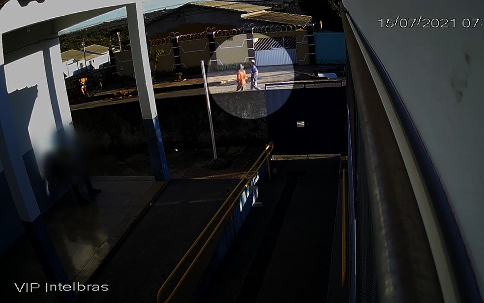 Ladrão caminha por rua antes de invadir escola e assaltar guarda em Luziânia, Goiás — Foto: Reprodução/TV Anhanguera