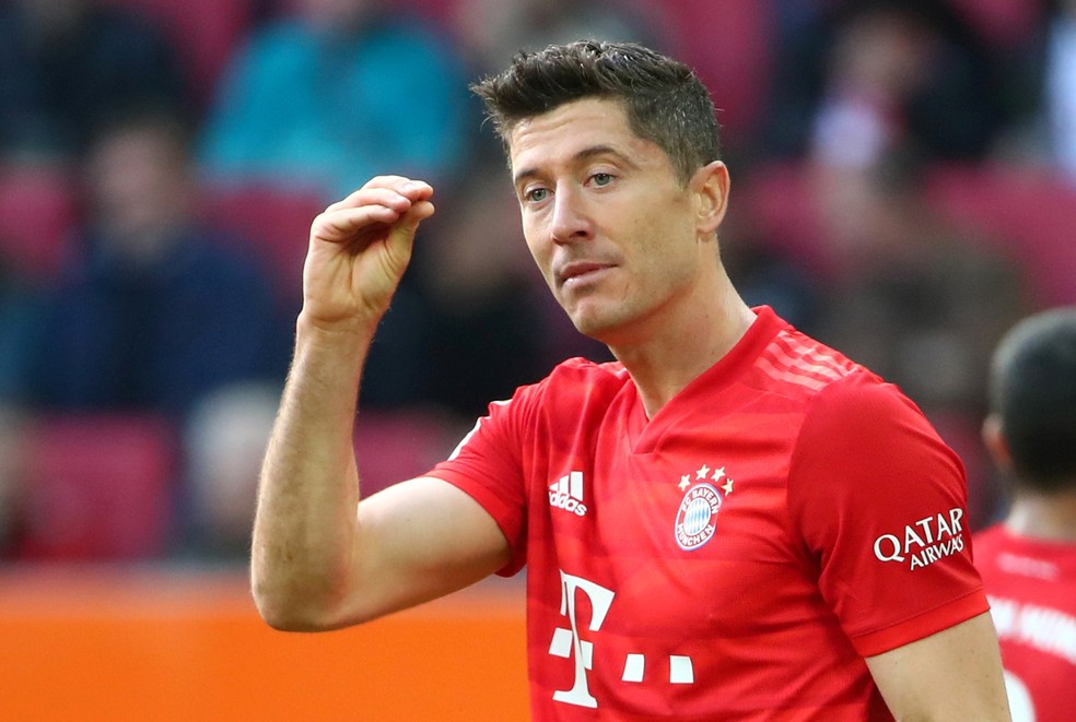 Lewandowski no jogo Augsburg x Bayern de Munique &mdash; Foto: REUTERS/Michael Dalder 