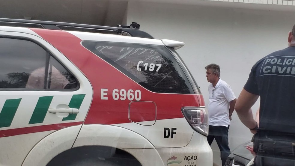O ex-secretário Rafael Barbosa ao ser preso em operação por fraudes em UPAs — Foto: Reprodução/TV Globo