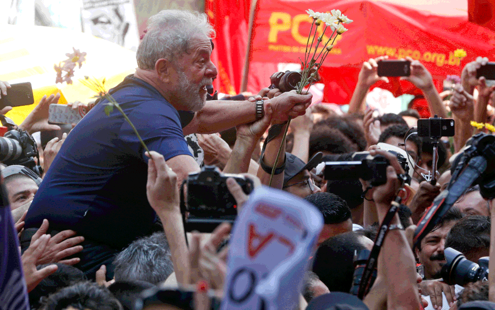 O ex-presidente Lula é carregado por militantes após discursar no Sindicato dos Metalúrgicos (Foto: Andre Penner/AP Photo)