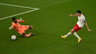 Lewandowski aproveita erro da zaga saudita para fazer o primeiro gol dele na história das copas — Foto: MANAN VATSYAYANA/AFP