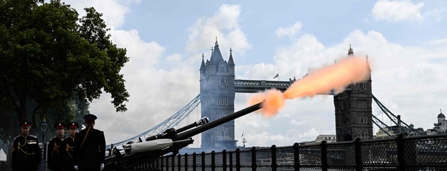 A Saudação da Arma da Morte é disparada na Torre de Londres pela Honorável Companhia de Artilharia, Exército Britânico, que marca a morte da Rainha Elizabeth II, em Londres — Foto: Glyn KIRK / AFP