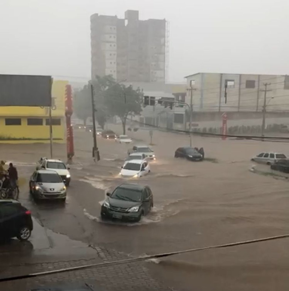 Ruas ficam alagadas durante chuva intensa em Porto Velho  — Foto:  Reprodução/Redes Sociais 