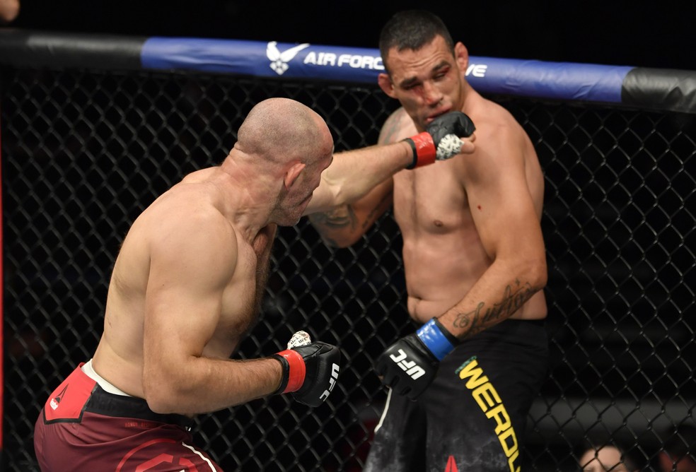 Alexey Oleynik acertou golpes limpos em Fabricio Werdum no UFC 249 — Foto: Getty Images