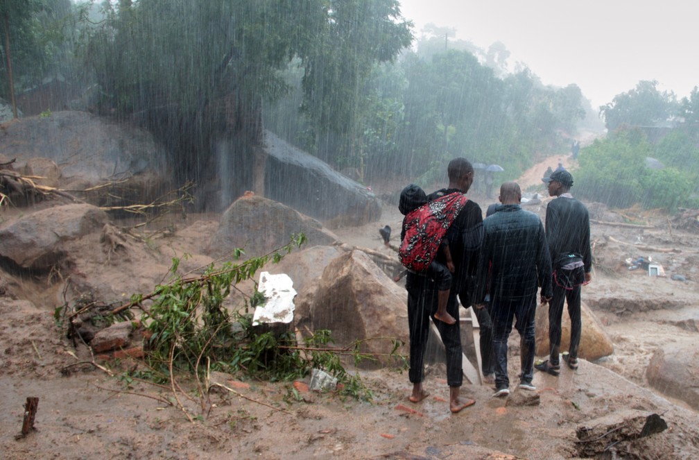 As pessoas observam os danos causados pelo ciclone Freddy em Chilobwe, Blantyre, Malaui, 13 de março de 2023. — Foto: REUTERS/Eldson Chagara.