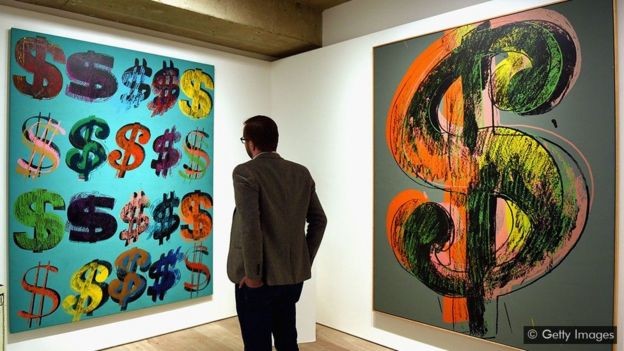 Obras do artista Andy Warhol inspiradas no sinal do dólar (Foto: Getty Images/BBC)