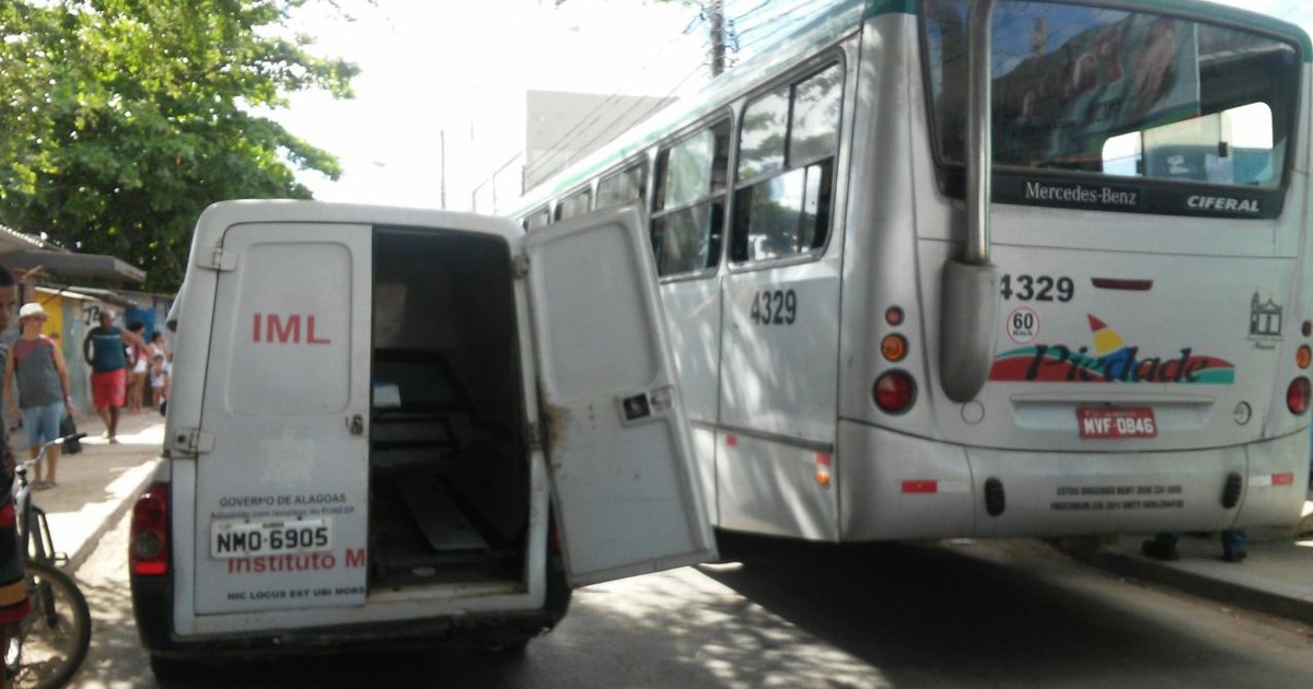 G1 Jovem é Morto A Tiros Dentro De ônibus No Benedito Bentes Ii