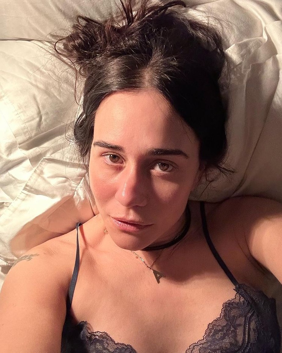 Alessandra Negrini compartilha selfies da madrugada