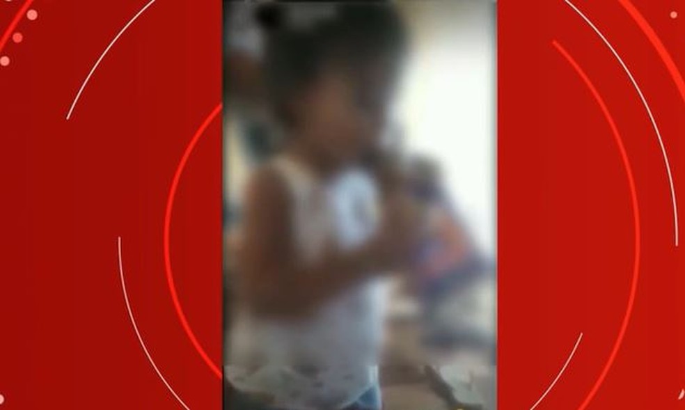 Tia teria filmado criança de 1 ano e oito meses tomando o que seria bebida alcoólica.  — Foto: Reprodução