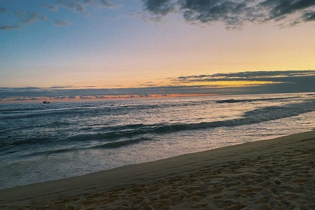Giulia Costa posta foto de praia (Foto: Reprodução/Instagram)