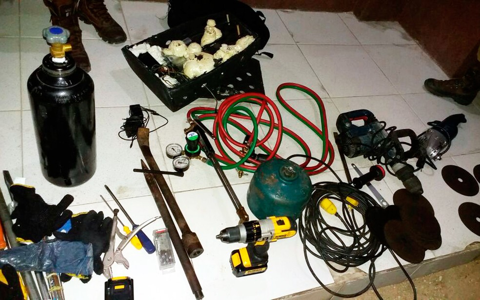 Material encontrado com suspeitos seria usado para explodir cofre (Foto: Arquivo pessoal)