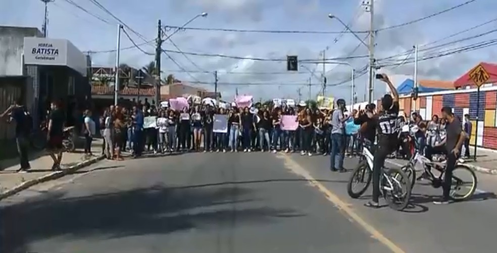 Estudantes do CPDAC, em João Pessoa, realizaram protesto com várias denúncias em frente à escola — Foto: Reprodução/TV Cabo Branco