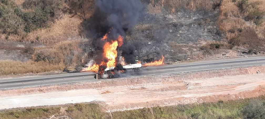 As chamas estavam altas e destruíram os veículos — Foto: Lucas Franco/TV Globo