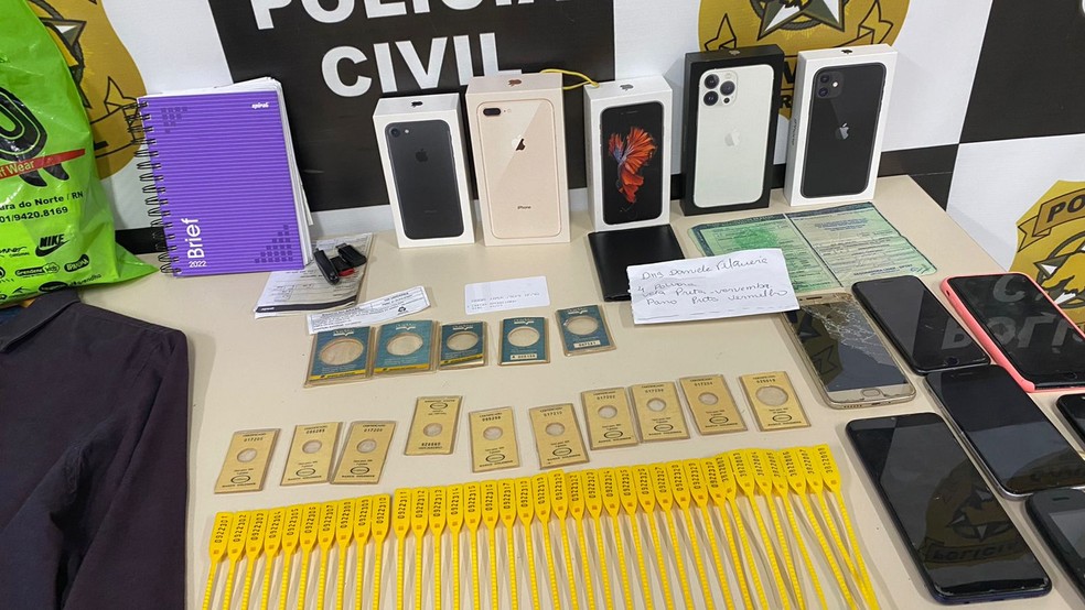 Moedas de ouro, celulares e outros materiais apreendidos com suspeitos de roubo a banco em Natal. — Foto: Francielly Medeiros/Inter TV Cabugi