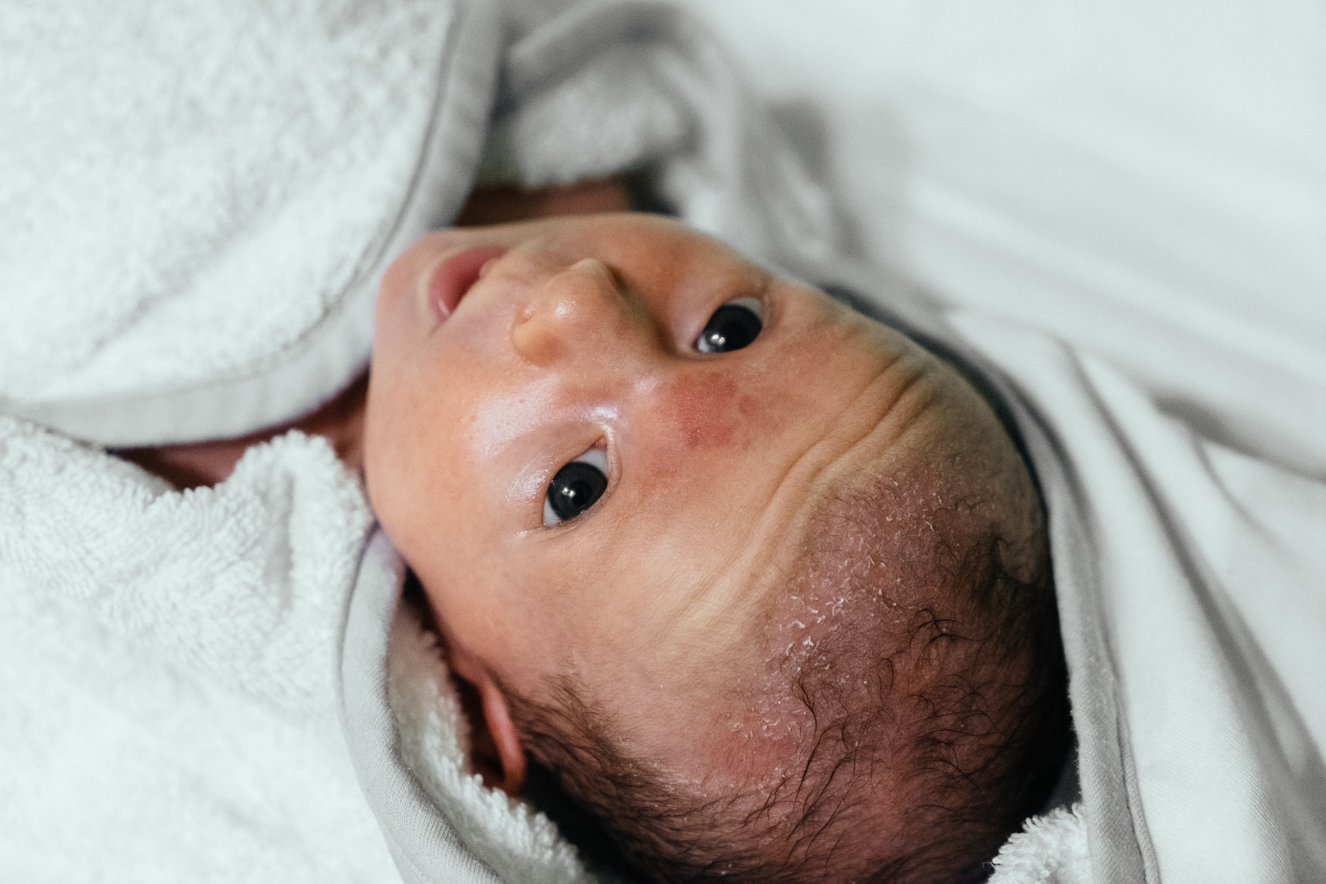 Após detectar microplásticos na placenta de mulheres, cientistas vão investigar seus efeitos no desenvolvimento de bebês (Foto: Marcin Jozwiak/Unsplash)