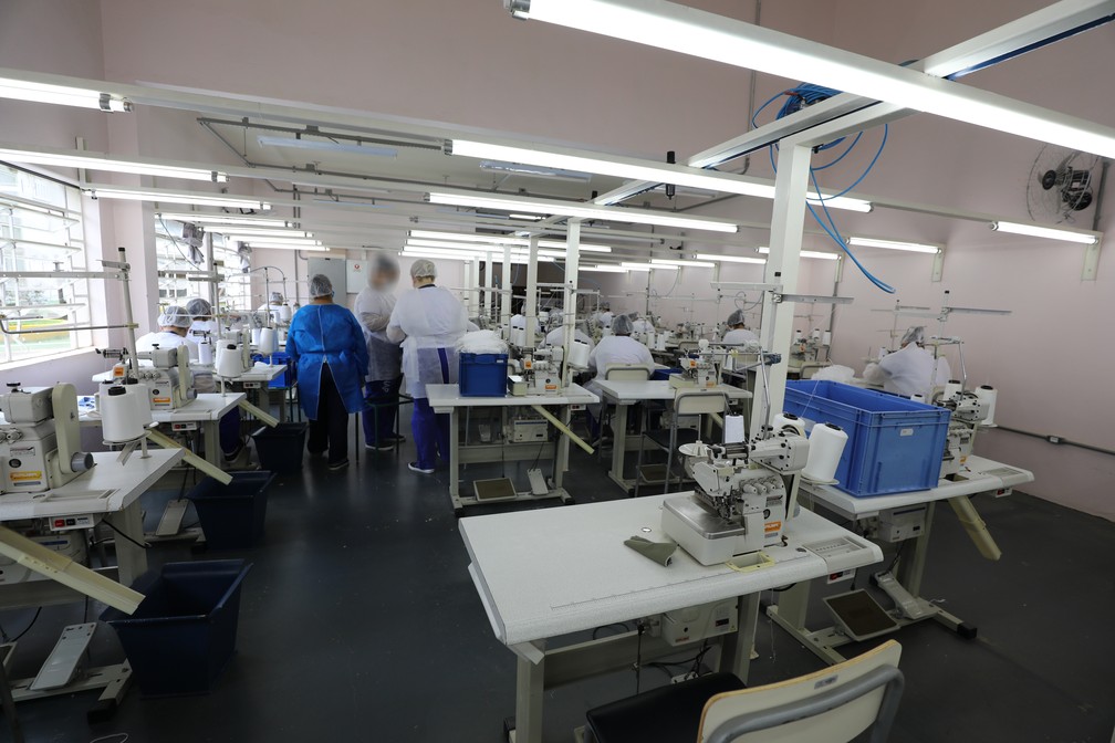Presas trabalham na confecção de máscaras na Penitenciária Feminina de Tupi Paulista — Foto: SAP