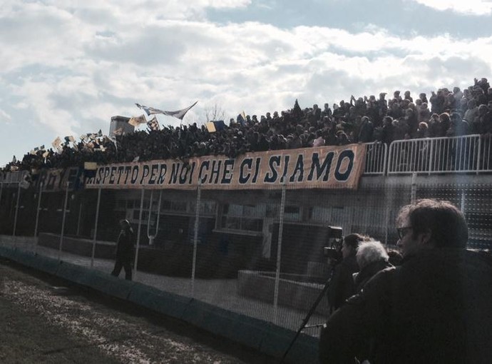 Torcedores do Parma exibem faixa em protesto contra situação do clube (Foto: Divulgação)
