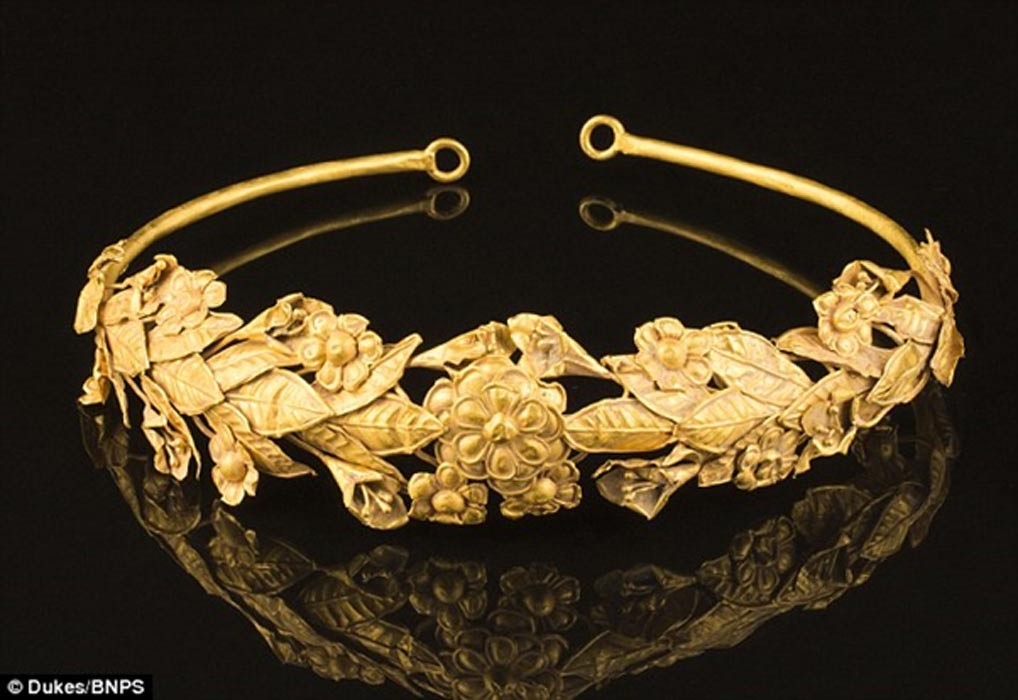 Coroa em forma de grinalda encontrada pelo grego (Foto: Divulgação/Dukes of Dorchester)