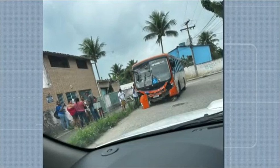 Ônibus invade casa em Feira de Santana após motorista ter queda de pressão  — Foto: Reprodução/TV Subaé