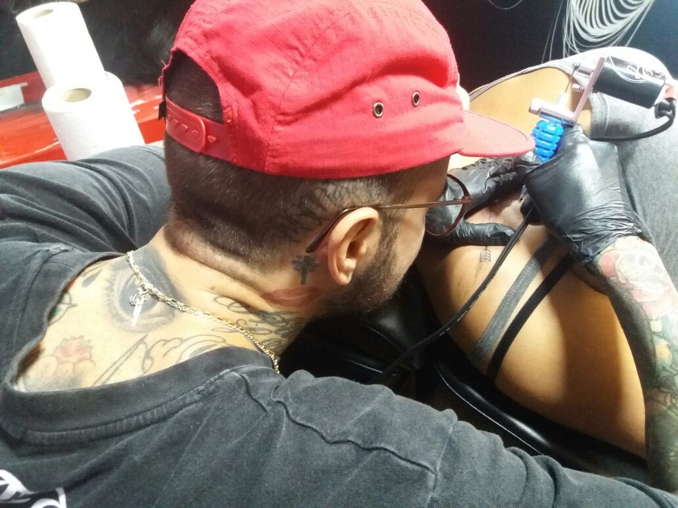 Aonde comprar creme para tatuagem em piracicaba Fas Fazem Pausa Durante Shows Do Joao Rock Para Tatuar A Pele Joao Rock 2017 G1