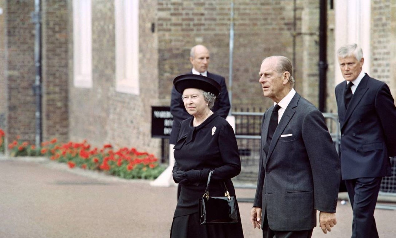 Rainha Elizabeth II e príncipe Philip chegam para prestar suas homenagens ao corpo de Diana na Capela Real na véspera do funeral da princesa de Gales, no Palácio de St. James, em Londres, em 5 de setembro de 1997  — Foto: THOMAS COEX / AFP