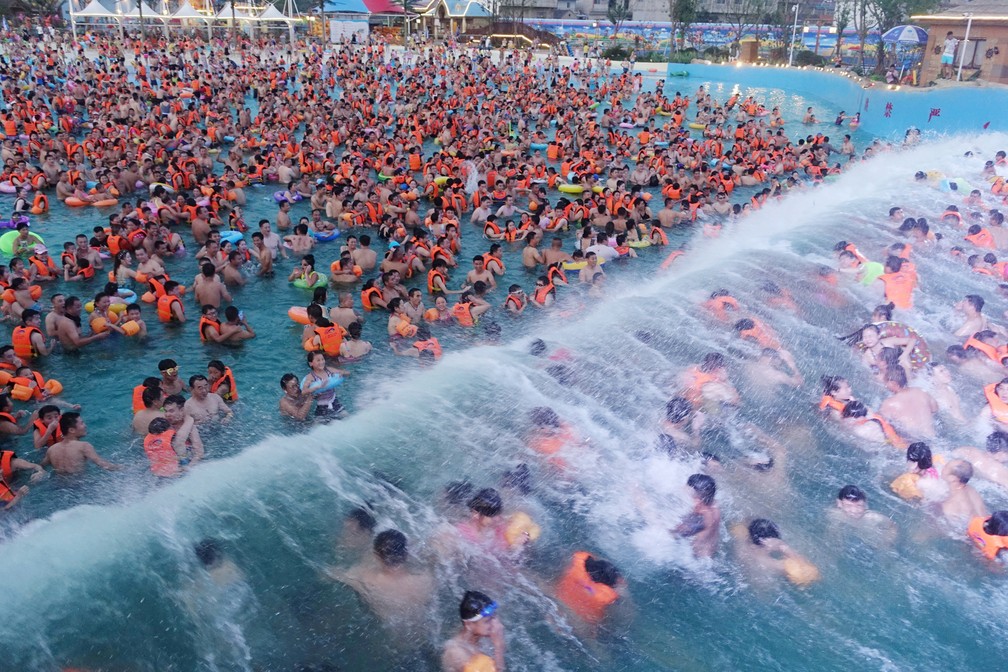 Multidão de banhistas se divertiu em uma piscina de ondas em Fuyang — Foto: Reuters