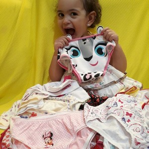 Lívia ficou feliz com o aumento da coleção de calcinhas (Foto: Arquivo pessoal/Jéssyka Thaylo) Lívia ficou feliz com o aumento da coleção de calcinhas (Foto: Arquivo pessoal/Jéssyka Thaylo)