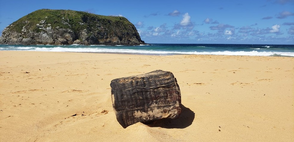 Fardo de borracha foi encontrado na Praia do Leão — Foto: Ana Clara Marinho/TV Globo