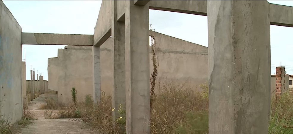 Obra parada desde 2016 em cidade do Maranhão — Foto: Reprodução/TV Mirante