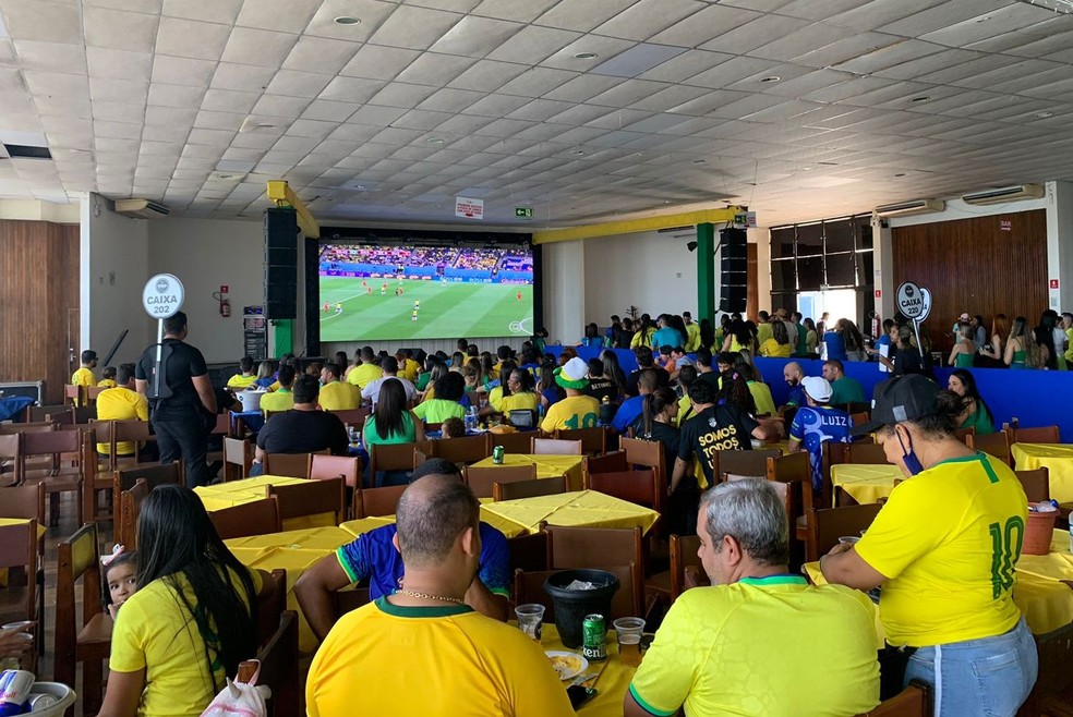 Torcedores assistem ao jogo no Iate Clube de Aracaju (SE). — Foto: Rafael Carvalho/ TV Sergipe