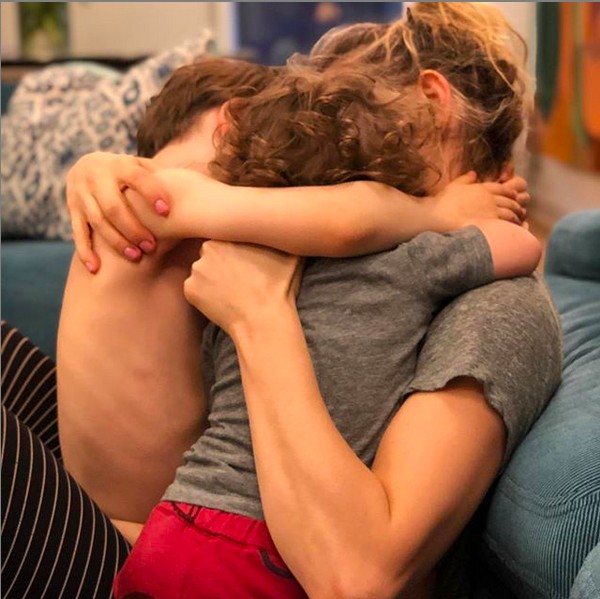 A atriz Jenny Mollen abraçadas aos dois filhos, frutos de seu casamento com o ator Jason Biggs (Foto: Getty Images)