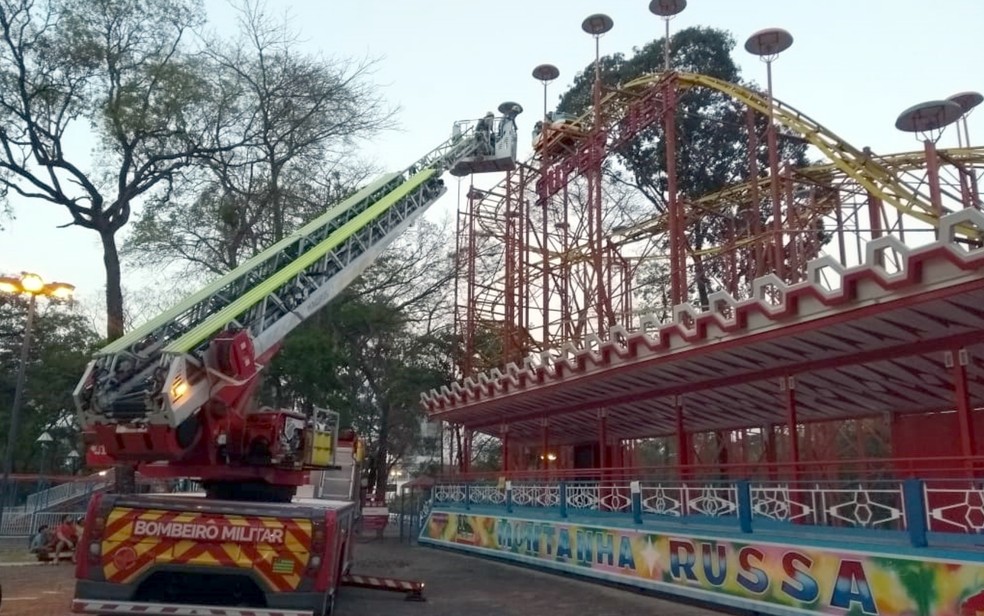 Bombeiros resgatam grupo que ficou preso em montanha-russa durante testes no Parque Mutirama, em GoiÃ¢nia  â€” Foto: Corpo de Bombeiros/DivulgaÃ§Ã£o