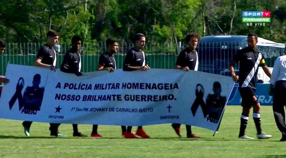 Jogadores do Vasco entraram em campo com faixa em homenagem a PM morto em Arraial do Cabo (Foto: Reprodução/SporTV)