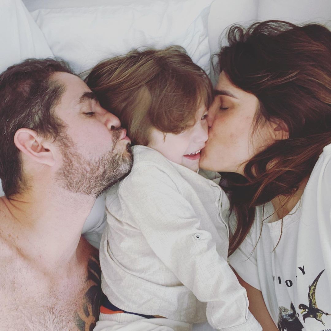 Rafa com o marido Felipe Andreoli e o filho, Rocco, de três anos: 