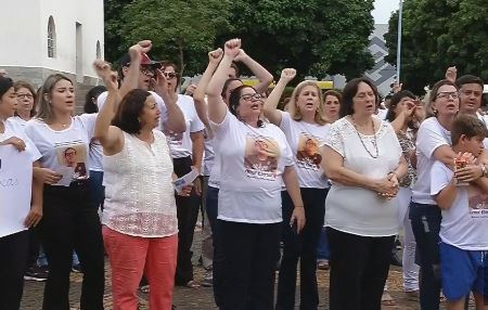 Missa de jovem que morreu eletrocutado foi em Cardoso (SP); familiares e amigos usaram camiseta com foto da vítima (Foto: Reprodução/TV TEM)