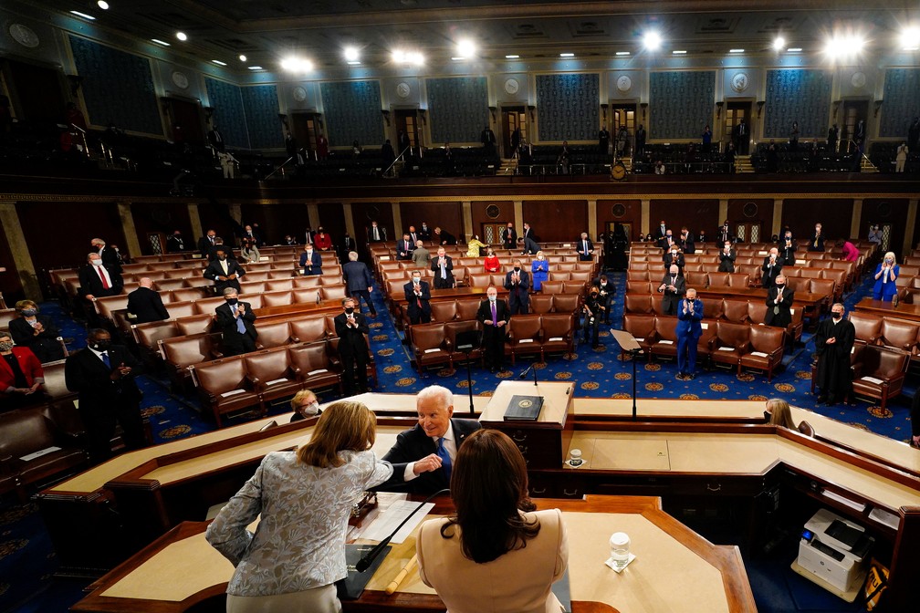 Congresso dos EUA assiste ao presidente Joe Biden cumprimentar a presidente da Câmara, Nancy Pelosi, nesta quarta (28) — Foto: Melina Mara/Pool via Reuters