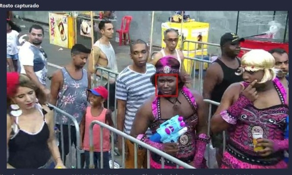 Suspeito de homicídio, vestido de mulher, é preso após ser flagrado por câmera de reconhecimento facial no carnaval de Salvador — Foto: Divulgação/SSP/BA