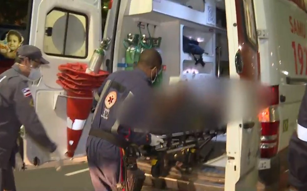 Homem foi socorrido por uma equipe do Samu e levado a uma unidade médica em Salvador — Foto: Reprodução/TV Bahia