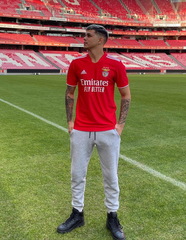 O TikToker Victor Melo visita o Estádio do Sport Lisboa e Benfica (Foto: Reprodução/Instagram)