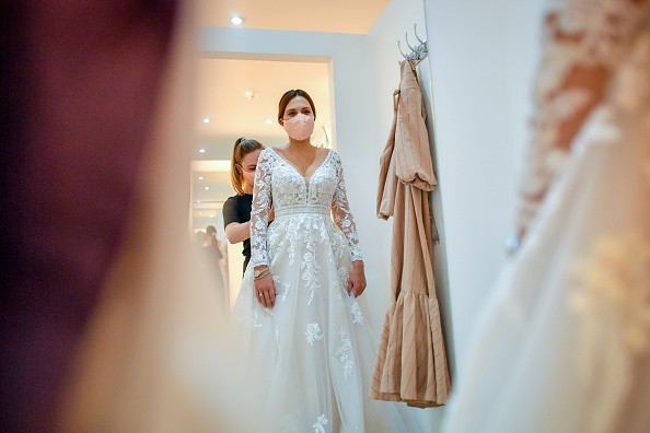 Jessica Letheren is helped to button up a wedding dress by bridal consultant Felicity Gray at Allison Jayne Bridalwear in Clifton, Bristol, which has reopened following the lifting of coronavirus lockdown restrictions, with measures put in place to preven (Foto: PA Images via Getty Images)